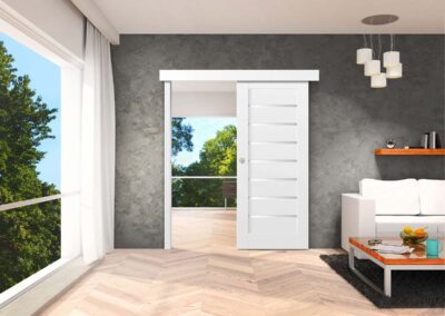 Tolóajtó fal előtt futó