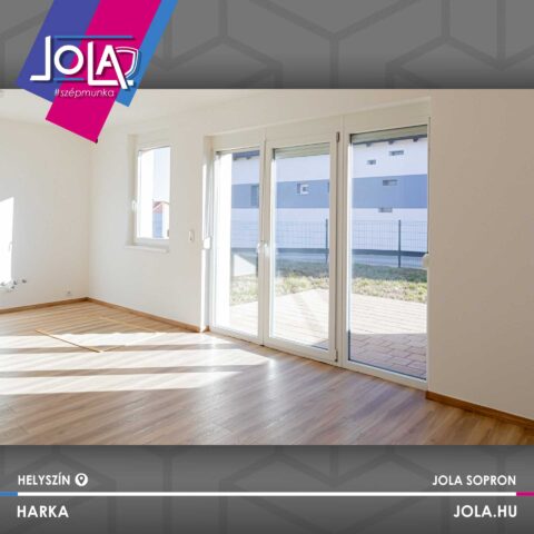 Tolóajtós üvegfal és natúr tölgy padló Harkán, Jola Sopron munkája