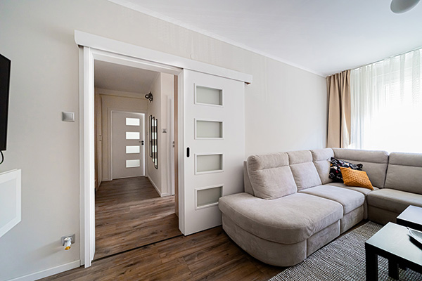 A fal előtt futó toló beltéri ajtók