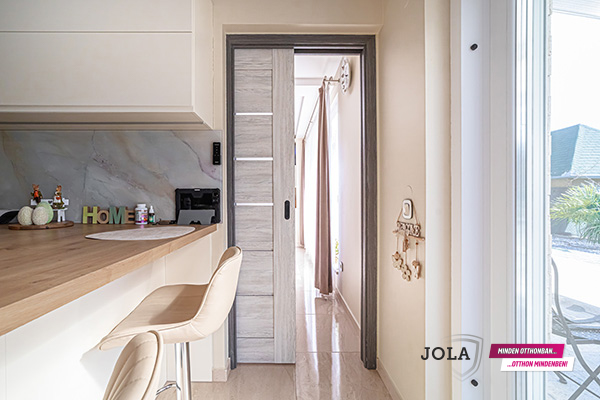 Falban futó beltéri ajtók