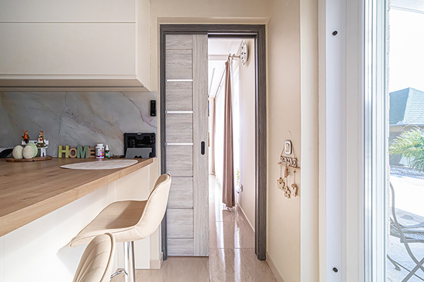 A falban futó toló beltéri ajtó