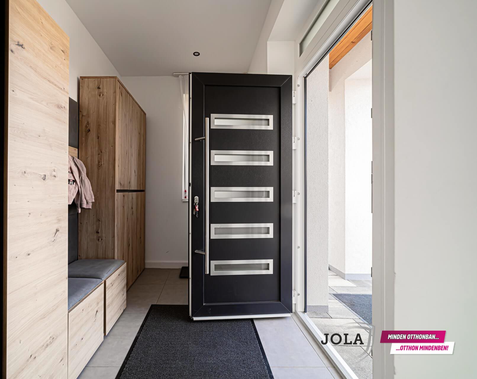 Üvegezett bejárati ajtó