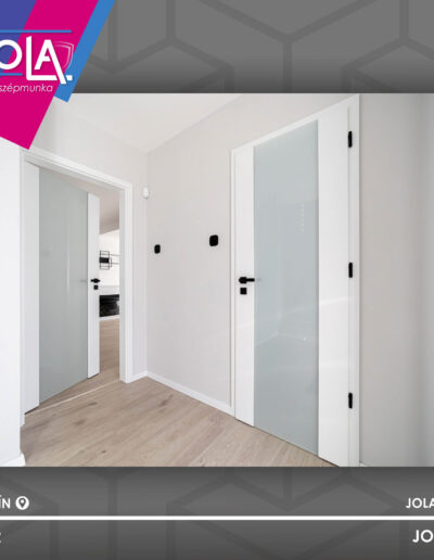 Rainbow Gödöllő festett beltéri ajtó üvegbetéttel és fekete kilinccsel, Győr