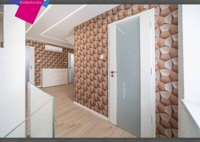 Rainbow Gödöllő festett beltéri ajtó, üvegbetéttel, modern tapétával, Győr