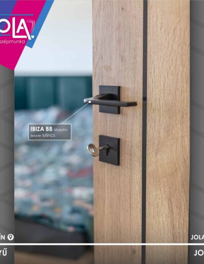 Rhino A-2 beltéri ajtó Halifax natúr tölgy, fekete csíkkal és kilinccsel, Gönyű.