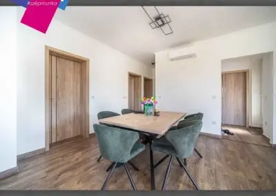 Rhino A-2 beltéri ajtó, halifax natúr tölgy szín, fekete csíkkal, Gönyű otthon