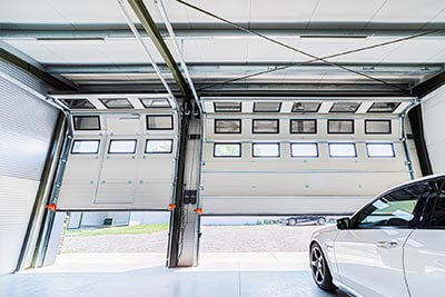 Szekcionált ipari kapuk Műanyag bejárati ajtók