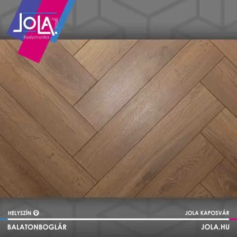 Harlech tölgy halszálkás laminált padló Balatonbogláron, meleg természetes árnyalattal